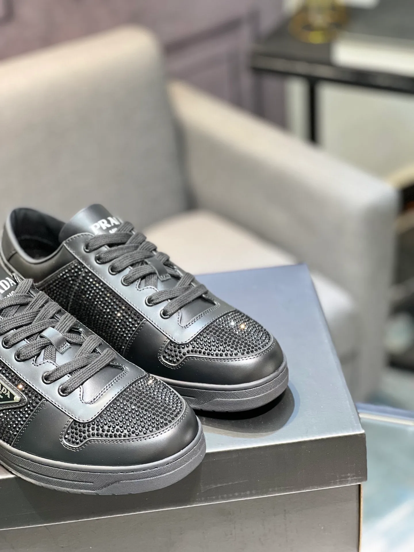 Men's shoes 💰660【PRADA】Prada ——High-end quality Original order ——Upper: 🔝Full calfskin, hot-drilling process, external seaming process of shoe collar, air-pressure brand logo on shoe body ——Inner lining: water-dyed cowhide ——Outsole: TPU molded outsole Super high quality control·Fine workmanship: highlighted (high-end·luxury·grade) -Size: 38-44 (45, 46, can be customized)